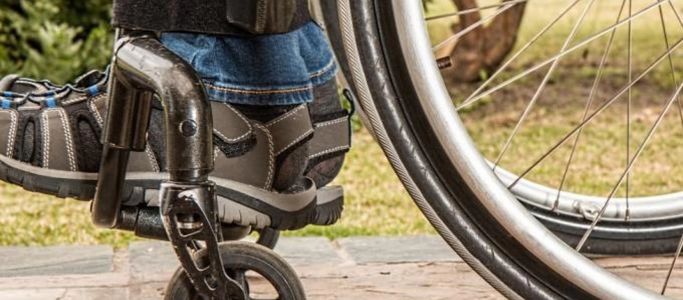 Άτομο με αναπηρία χορεύει ζεϊμπέκικο στο καροτσάκι του (βίντεο)